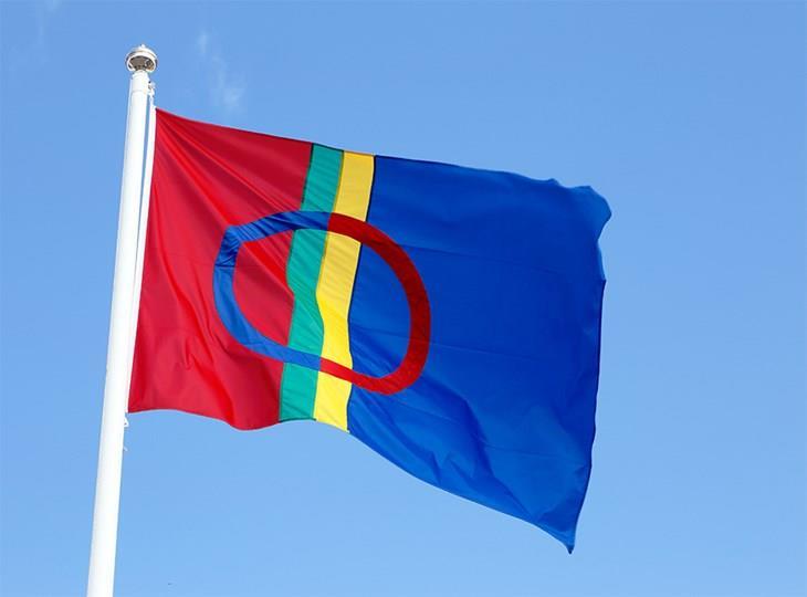 Bilde av det samiske fargerike flagget - Klikk for stort bilete